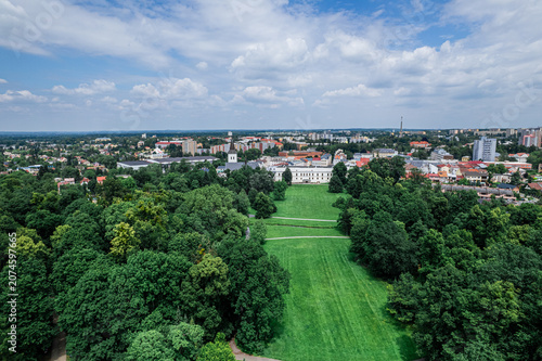 Miasto Karwina w Czechach z pałacem i pięknym parkiem pałacowym w stylu angielskim. Panorama latem z lotu ptaka.