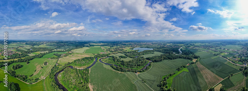 Meandry rzeki Odry. Rzeka na pograniczu Polsko-Czeskim w okolicy Chałupek. Panorama latem z lotu ptaka.