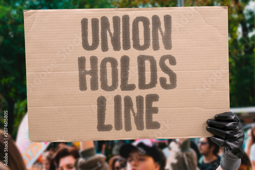 Foto "Union holds line" Workers maintain solidarity during strikes