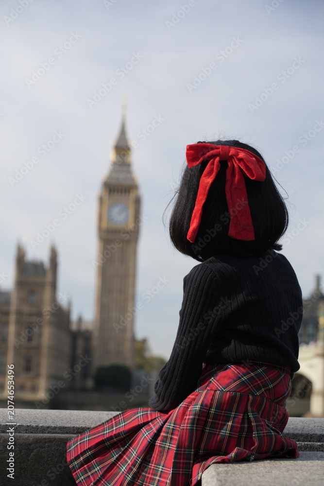 Obraz premium girl looking at big ben wearing a red bow