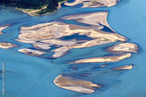 Принти на полотні sandbar islands in a mountain river valley