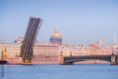 Schilderij op canvas Drawbridge Trinity Bridge over the Neva River during White Nights with View of S