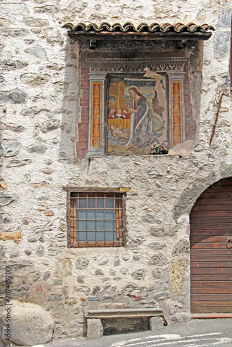antica casa a Esino (Brescia) con edicola devozionale