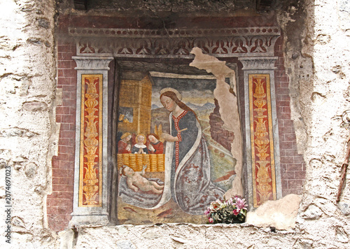 adorazione del Bambino; edicola devozionale su un edificio di Esino (Brescia)