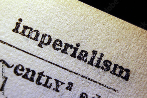 Foto Word imperialism on dictionary page, macro close up