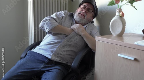 Man suffers a heart attack from extreme stress at work and collapses