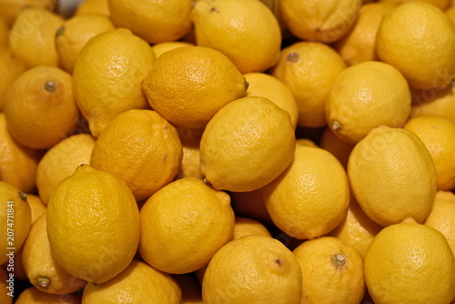Foto Vibrant Supermarket Citrus Section Background: Close-Up of Organic Fruits in Gro