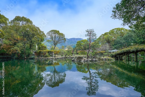 日本の伝統的な庭園と美しい池のリフレクション。静寂な和の風景と観光イメージ