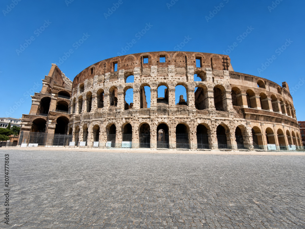 Obraz premium Le Colissée de Rome, amphithéâtre antique iconé de l'empire romain, monument historique et patrimoine mondial de l'UNESCO en Italie