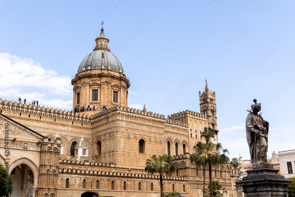 Obraz premium Palermo Cathedral exterior with statue and palm trees