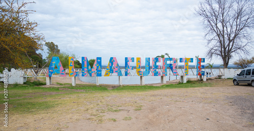 Foto Cartel turístico de Almafuerte frente al Lago Piedras Moras, Córdoba, Argentina