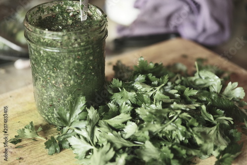 Canvastavla Chimichurri wit a lot of parsley