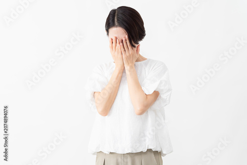 Tableau sur toile 白いブラウスを着ている女性　ライフスタイルイメージ