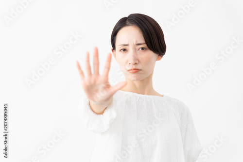 白いブラウスを着ている女性　ライフスタイルイメージ