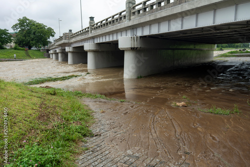 Obraz na płótnie 大雨後に増水した京都・北大路橋付近の鴨川。大雨の影響で増水した京都市・北大路橋付近の鴨川。濁流や上昇した水位、橋周辺の河川風景から豪雨後の状況を記録した写真。