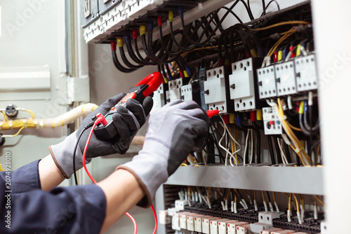 Cuadro en lienzo Electrical engineering maintenance and troubleshooting with digital measuring equipment