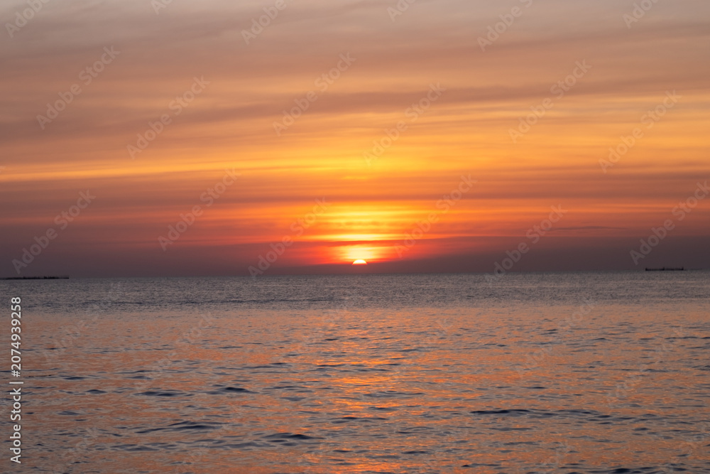Fototapeta premium Sunset view of the sea, with colorful sky
