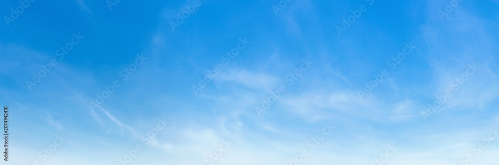 Obraz premium Clear blue sky with wispy clouds above