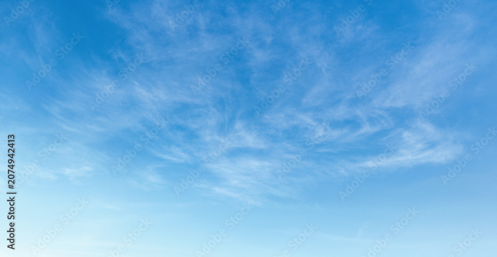 Obraz premium Clear blue sky with wispy, delicate clouds drifting gently