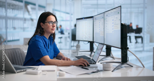 Valokuva Female Physician Reviews Patient Notes On Laptop