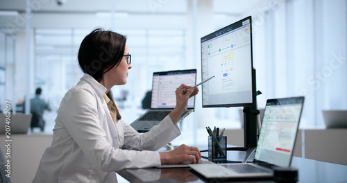 Fotografía Healthcare Manager Analyzes Medical Billing Codes On Laptop