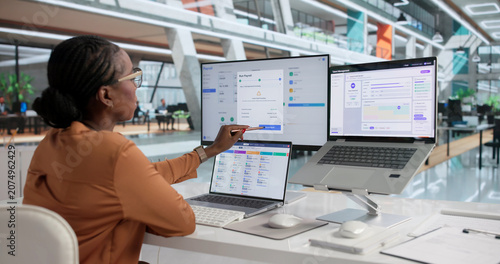 Fotografia Woman Uses Laptop To Review Payroll System
