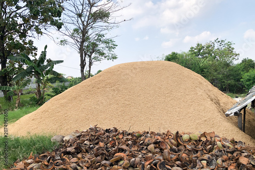 a mountain-like pile of rice husks