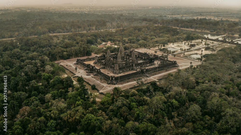 Obraz premium Aerial view of the ancient Angkor Wat temple complex surrounded by jungle in Siem Reap, Cambodia