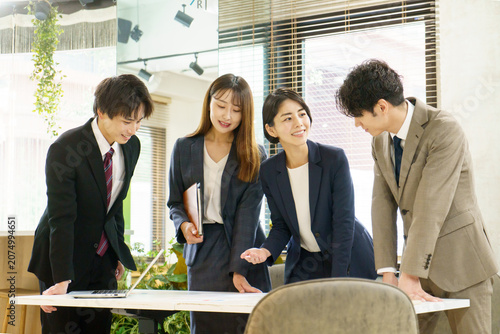 オフィスでミーティングする若い日本人の男女4人