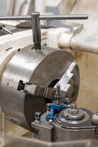 Fotografie Clamping head with a chuck in the lathe headstock.