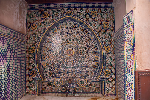 Foto Details of the colorful geometric zellij mosaics on a traditional fountain in the Moroccan medina