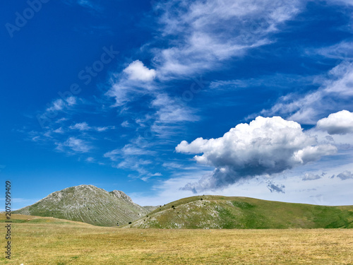 Cielo estivo sulle montagne del GRAN SASSO D'ITALIA