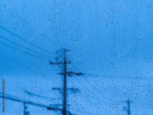 雨粒が付いた窓ガラス越しの街並み