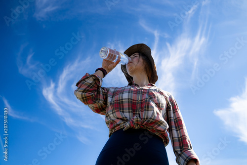 Cuadro en lienzo Female traveler drinking water during a mountain hike