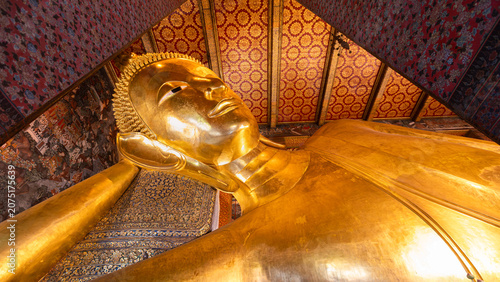 Obraz na plátně Huge reclining Buddha statue at the Wat Pho Buddhist temple in the Thai capital,