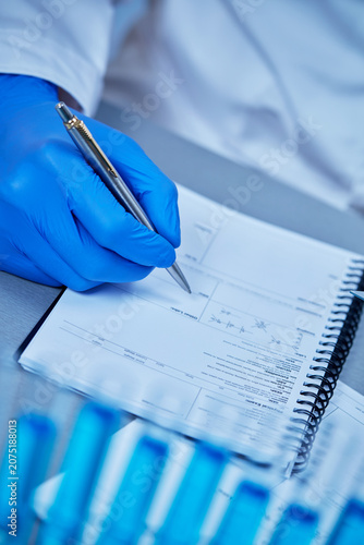 Foto Scientist recording laboratory results, research documentation and analysis