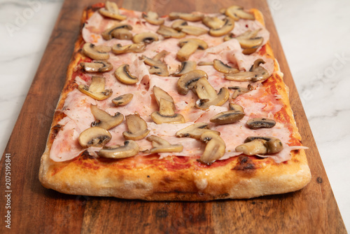 Recette de pizza rectangulaire avec jambon et champignons