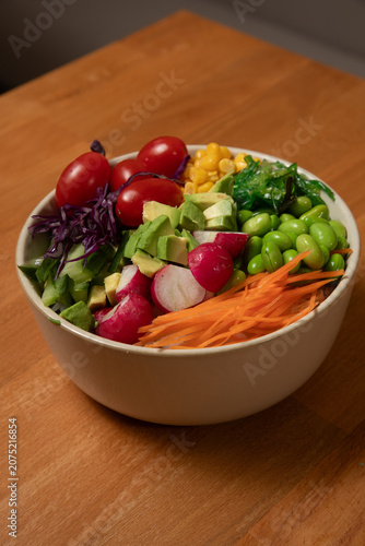 Salade poke bawl avec légumes frais sur une table en bois