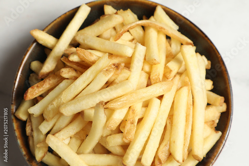 Bild auf Leinwand Frites servies dans un bol au restaurant pendant le déjeuner