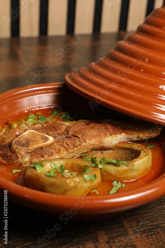 Poisson frais dans un plat traditionnel avec des légumes et des herbes