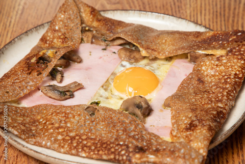 Fotografía Crepes bretonnes avec un œuf, du jambon et des champignons sur une assiette