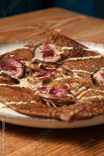 Fotografía Crêpes bretonnes servies avec des garnitures en Bretagne
