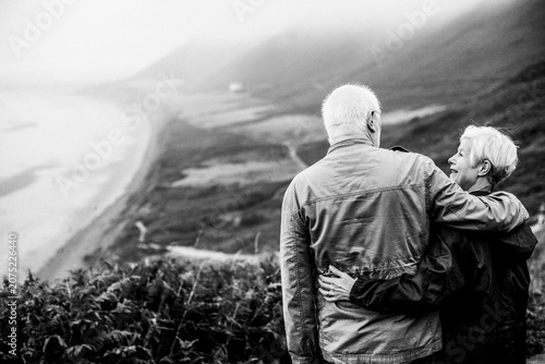 Photos Senior couple embracing and enjoying scenic coastal view