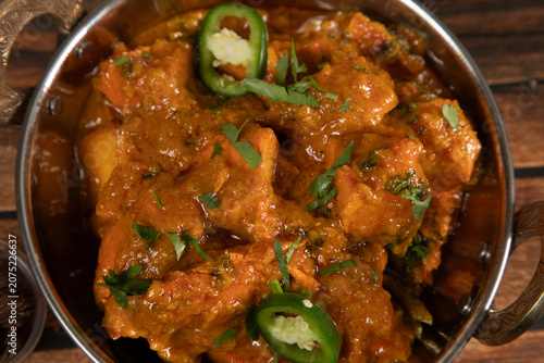 Foto Dîner au restaurant indien avec des plats épicés et savoureux