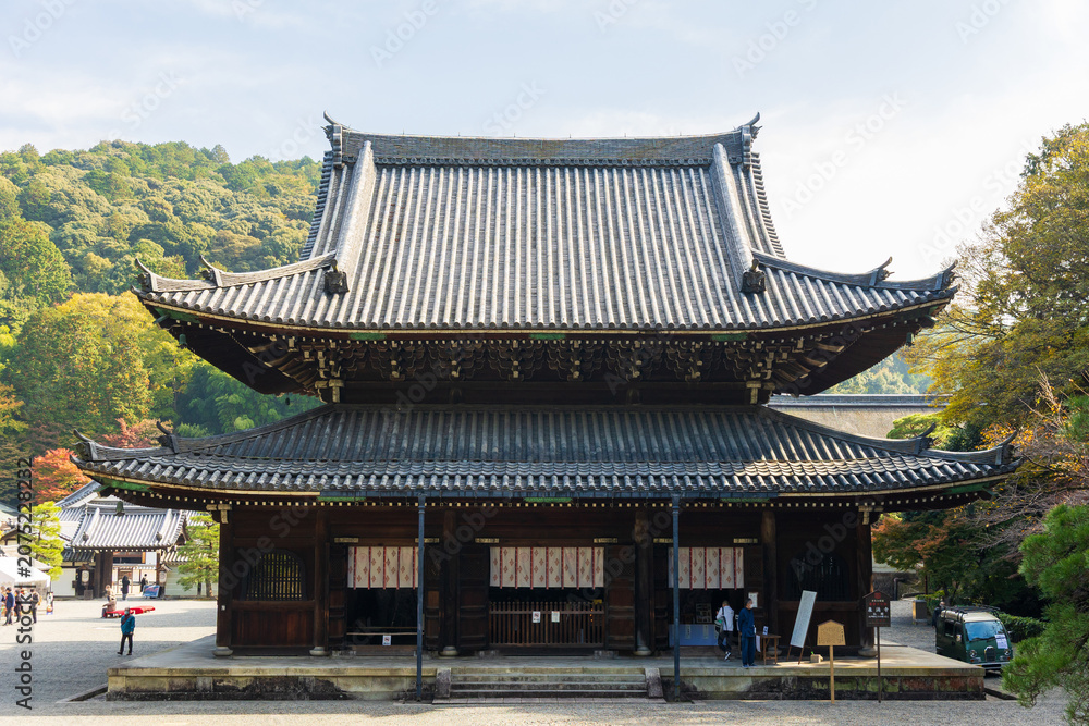 Obraz premium 日本の風景・秋 京都 紅葉の泉涌寺 仏殿