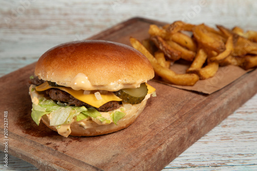 Friture maison et hamburger sur une planche en bois