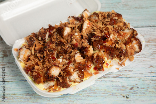 Valokuva Plat de poulet crousty avec sauce sur une table en bois