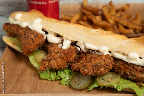Foto Sandwich baguette avec poulet frit, laitue et mayonnaise au restaurant