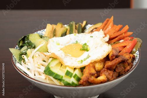 Foto Salade asiatique avec légumes frais et œuf sur le dessus