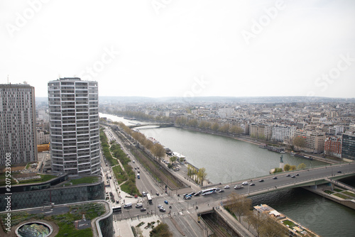 Tableau sur toile Vue aérienne de la Maison de la Radio et du fleuve à Paris